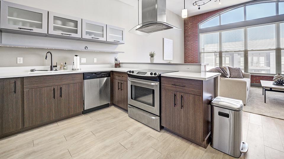 Rent Crocker Park Living GWN532 in Westlake, OH Landing