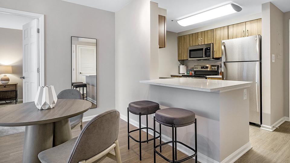 Rent Meridian at Braddock Station 01 0409 in Alexandria, VA Landing