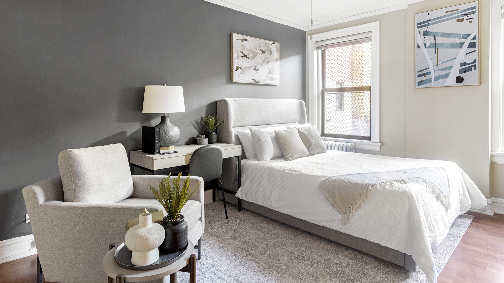 Rent The Versailles 0208 in Chicago, IL Landing