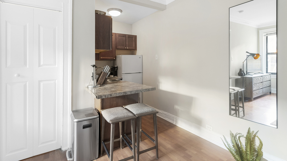 Rent The Versailles 0208 in Chicago, IL Landing