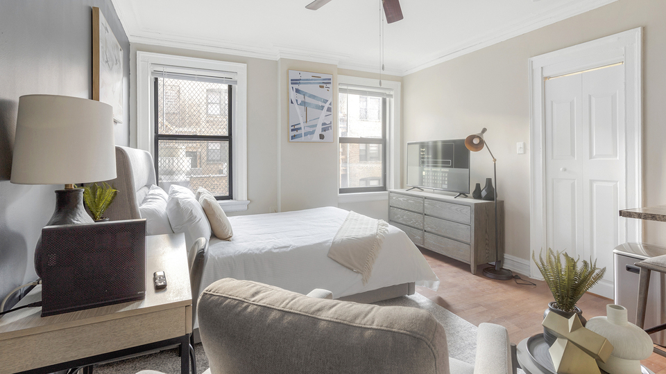 Rent The Versailles 0208 in Chicago, IL Landing