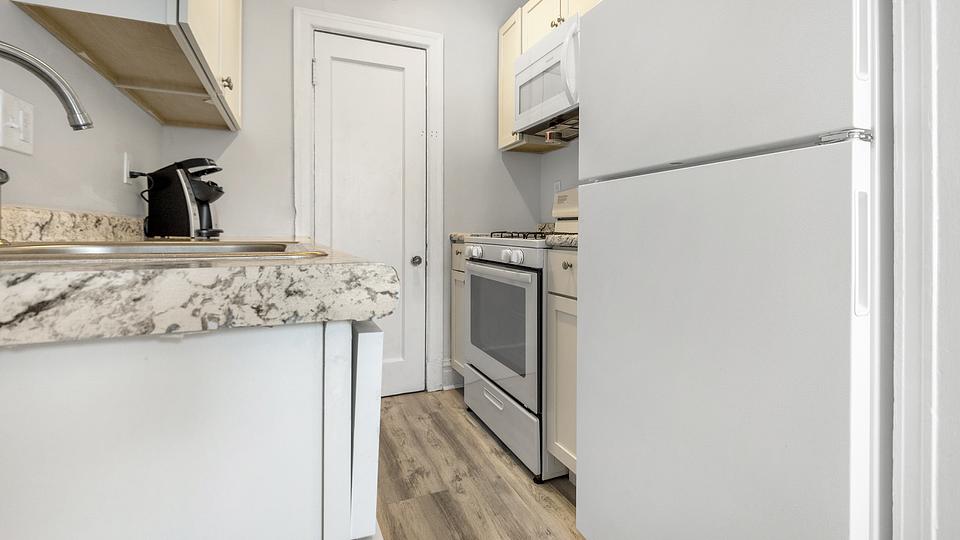 These photos are from another Landing in this building.