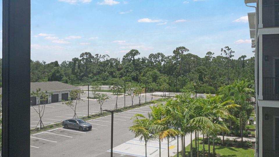 These photos are from another Landing in this building.