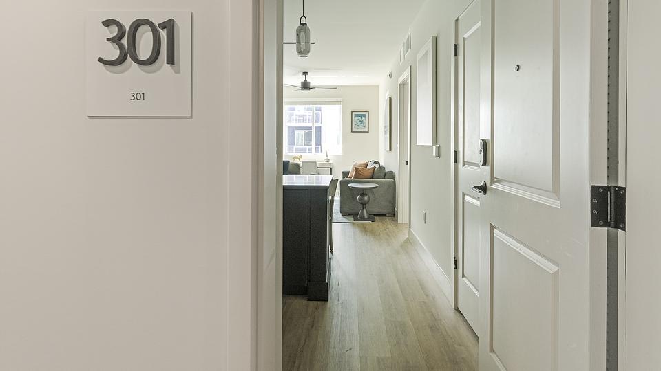 These photos are from another Landing in this building.