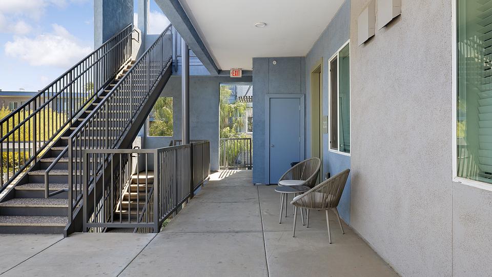 These photos are from another Landing in this building.