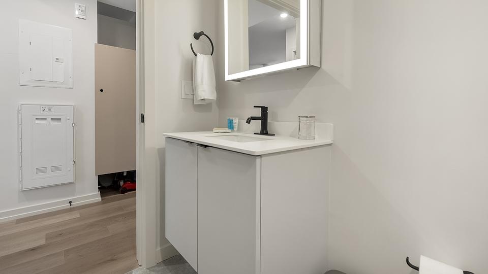 These photos are from another Landing in this building.