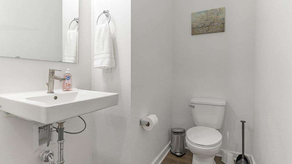 These photos are from another Landing in this building.