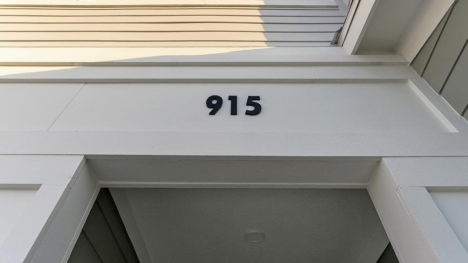 These photos are from another Landing in this building.