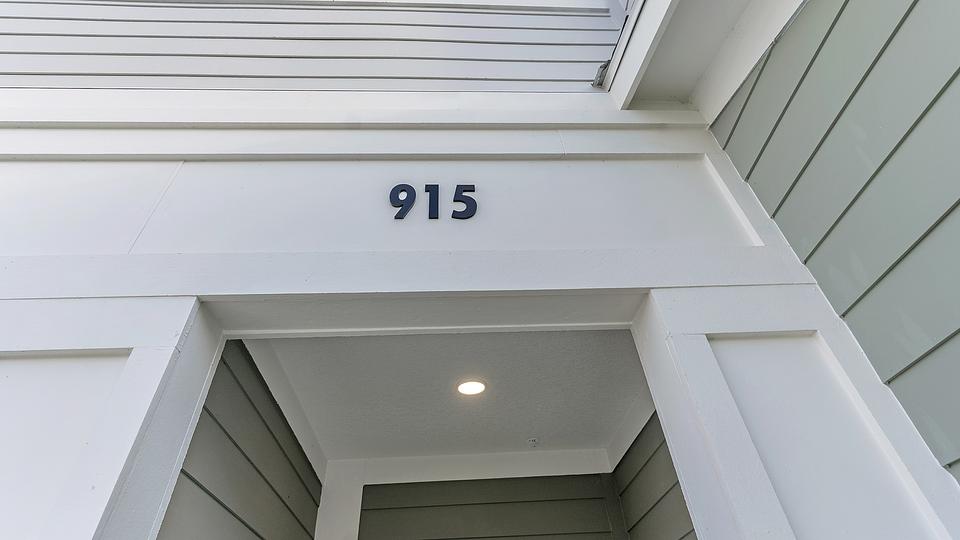 These photos are from another Landing in this building.