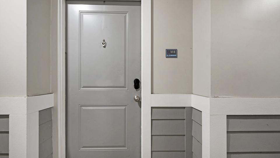 These photos are from another Landing in this building.