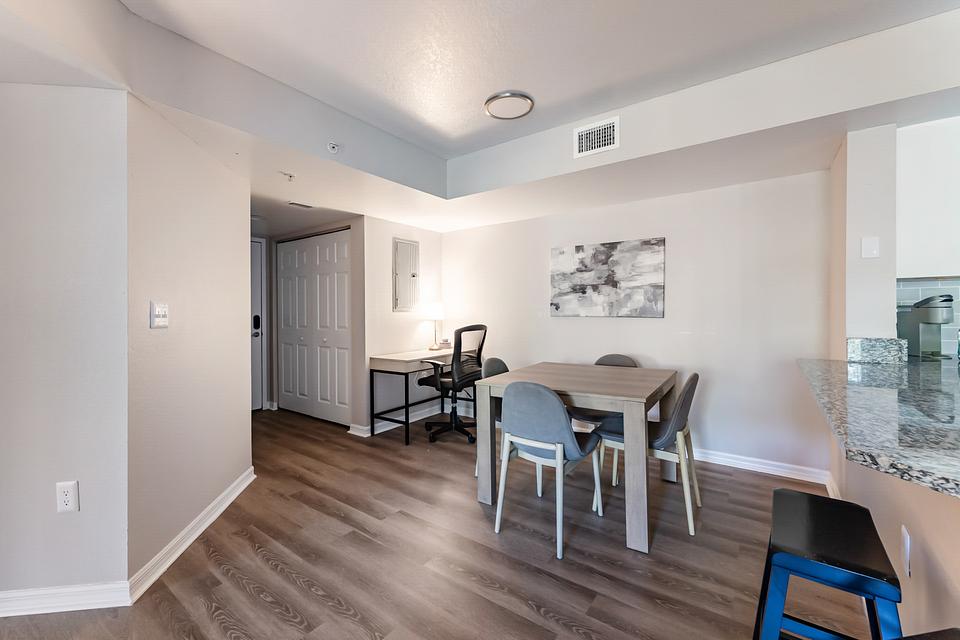 These photos are from another Landing in this building.