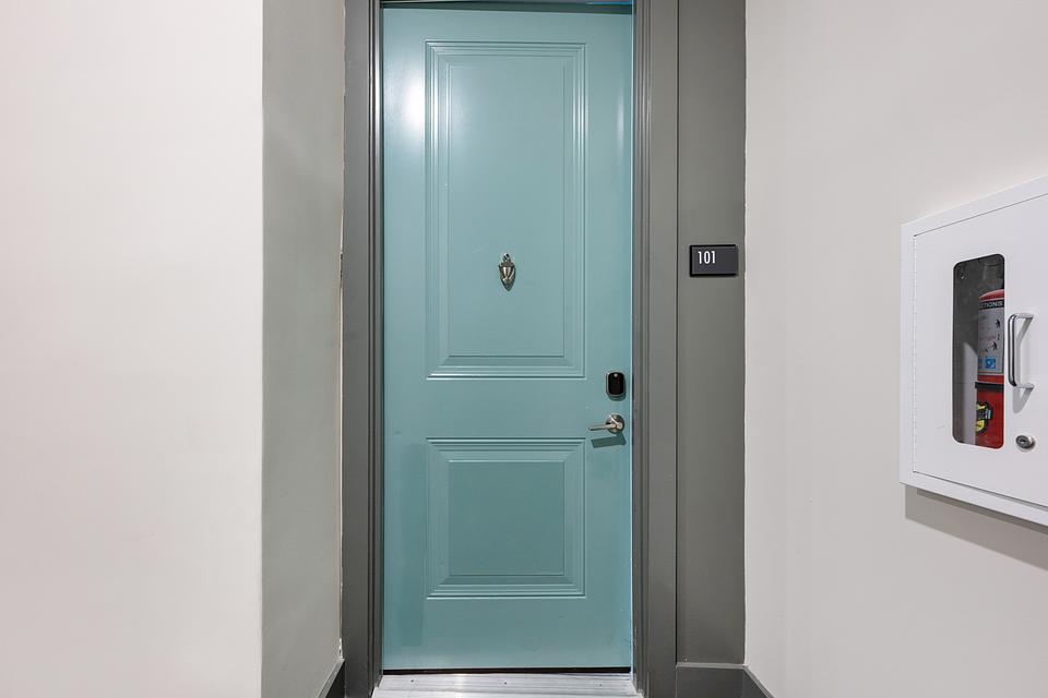 These photos are from another Landing in this building.