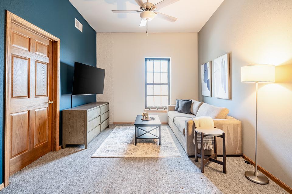 These photos are from another Landing in this building.