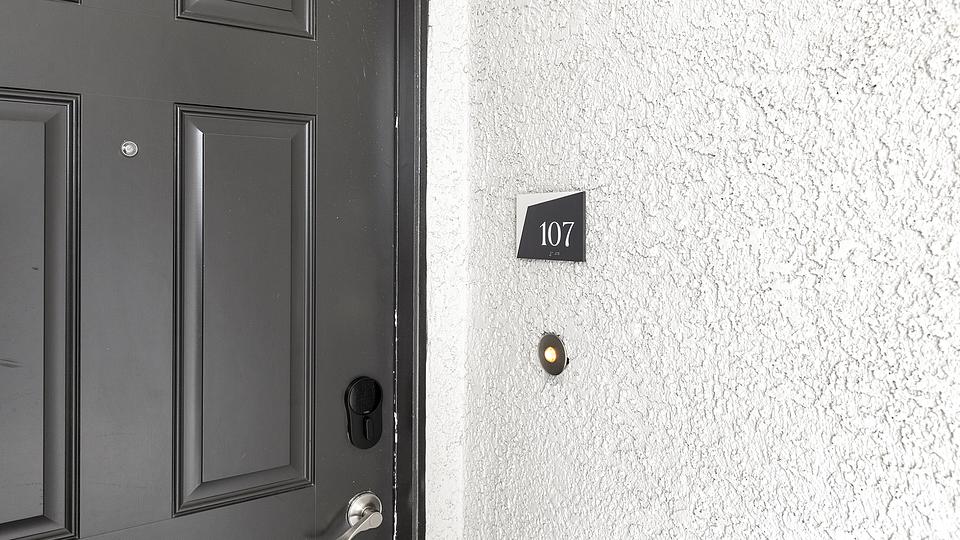 These photos are from another Landing in this building.