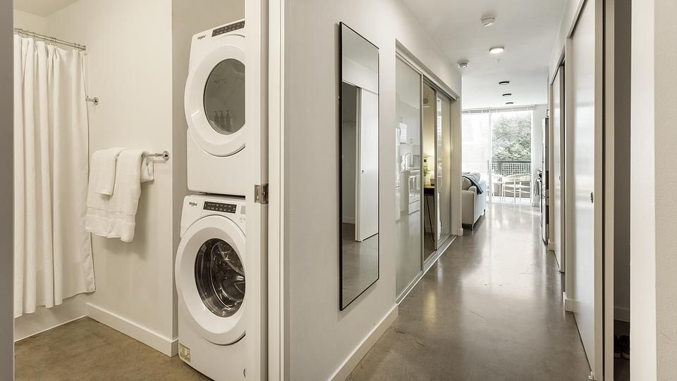 These photos are from another Landing in this building.