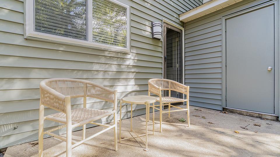 These photos are from another Landing in this building.