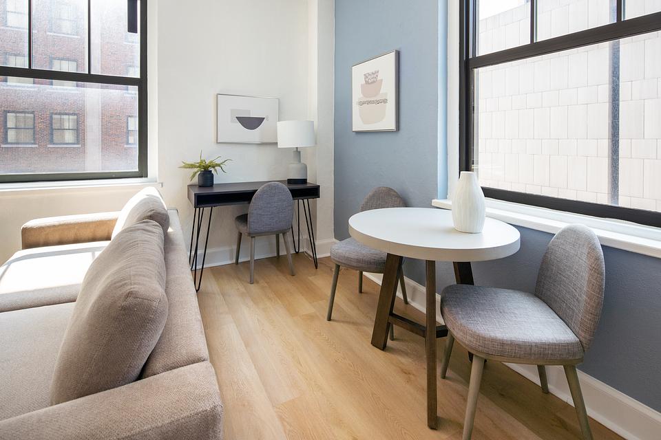 These photos are from another Landing in this building.