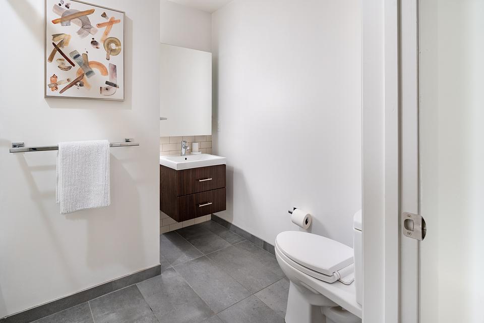 These photos are from another Landing in this building.