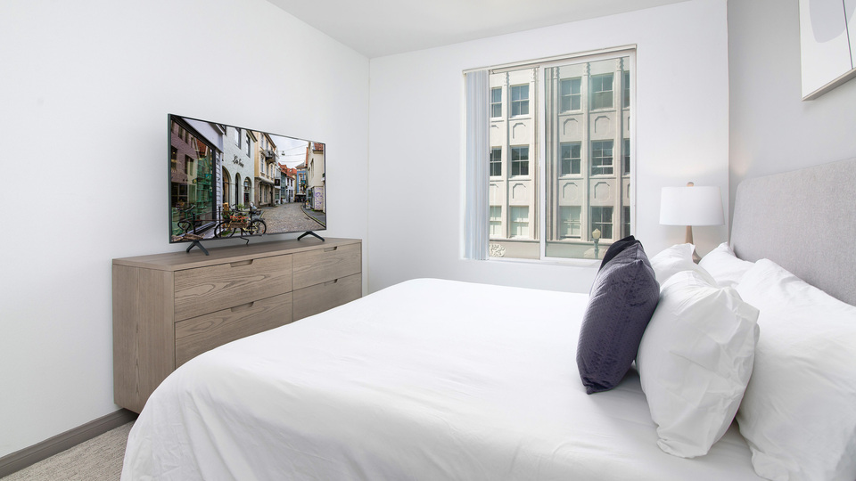 Rent Griffis Pine Avenue P310 in Long Beach, CA Landing