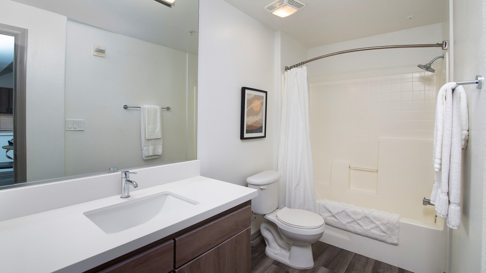 Rent Griffis Pine Avenue P310 in Long Beach, CA Landing