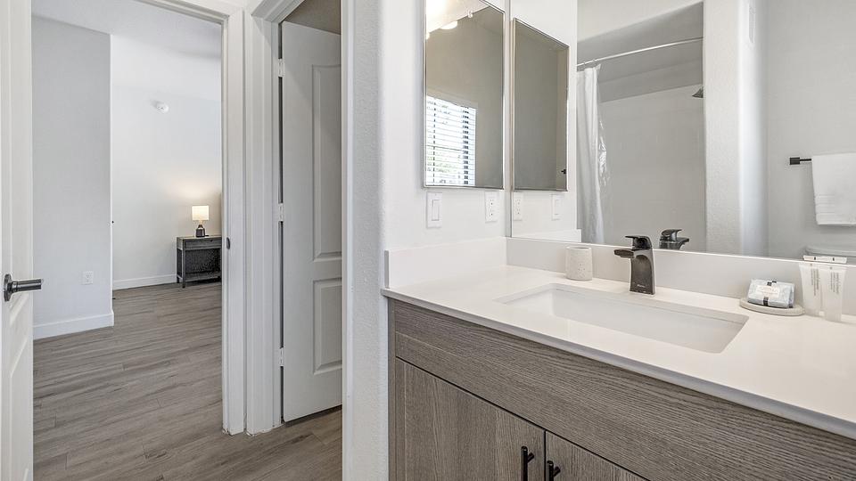 Rent Lazo Apartments 1113 in Chandler, AZ Landing