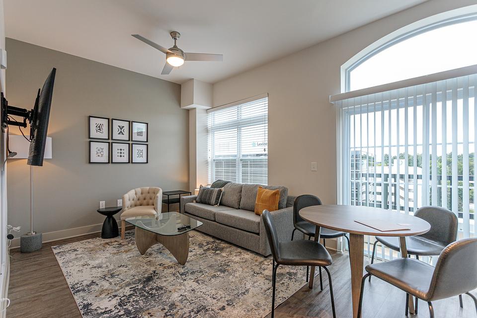 Rent The Lincoln at Dilworth Apartments 562 in Charlotte, NC Landing