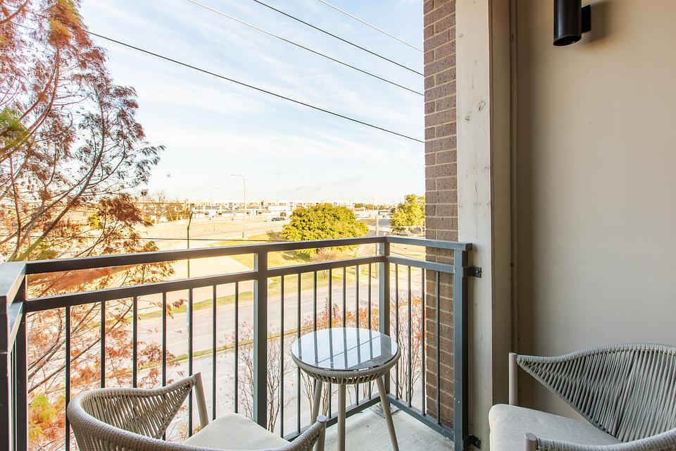 Rent Axis at Wycliff 01365 in Dallas, TX Landing