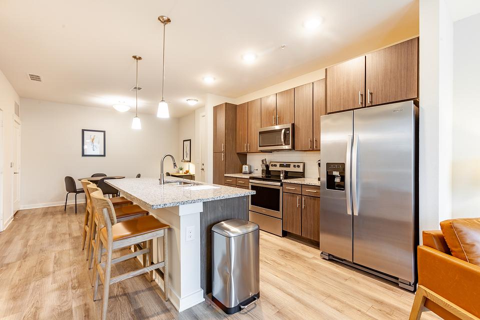 Rent Luxor Club 1826 in Jacksonville, FL Landing