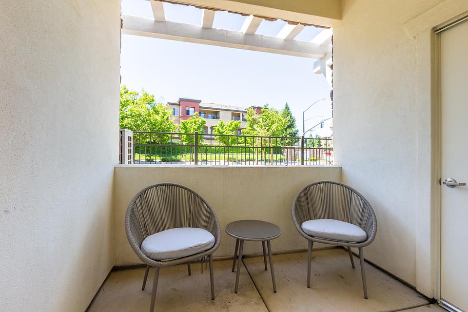 Rent Alira Luxury Apartments 4115 in Sacramento, CA Landing