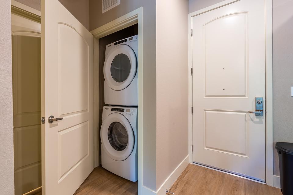 Rent Alira Luxury Apartments 4115 in Sacramento, CA Landing