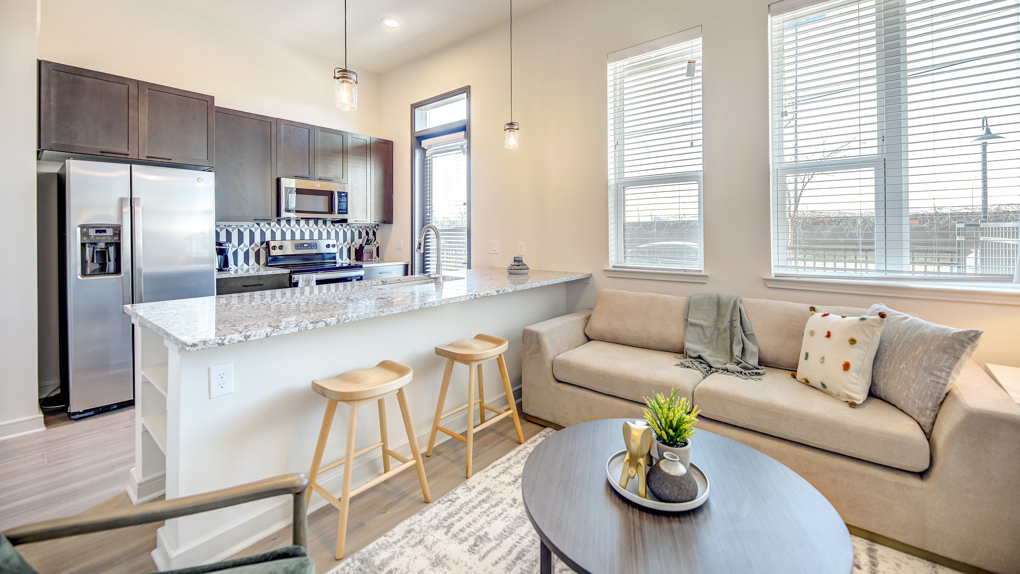 Rent West Mockingbird 137 in Dallas, TX Landing