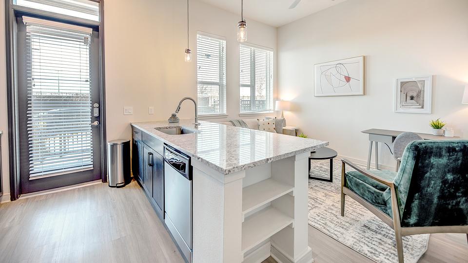 Rent West Mockingbird 137 in Dallas, TX Landing