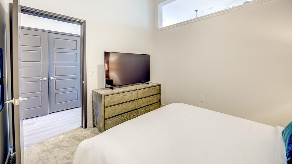 Rent West Mockingbird 137 in Dallas, TX Landing