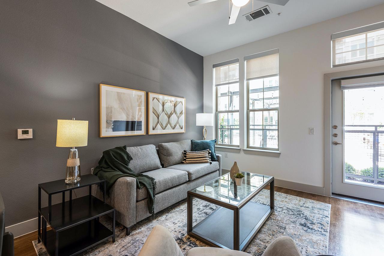 Rent The Crosby 160 in Dallas, TX Landing