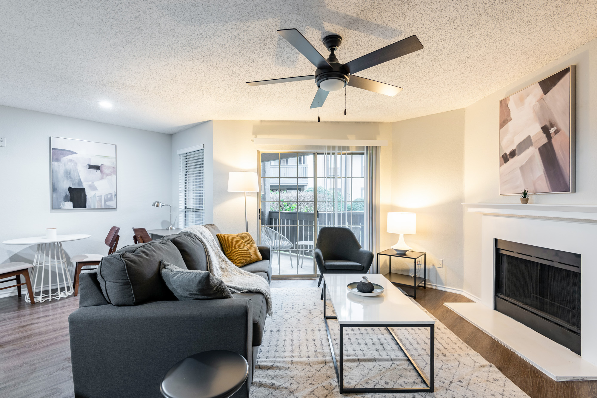 Rent Dixon at Stonegate 1912 in Fort Worth, TX Landing