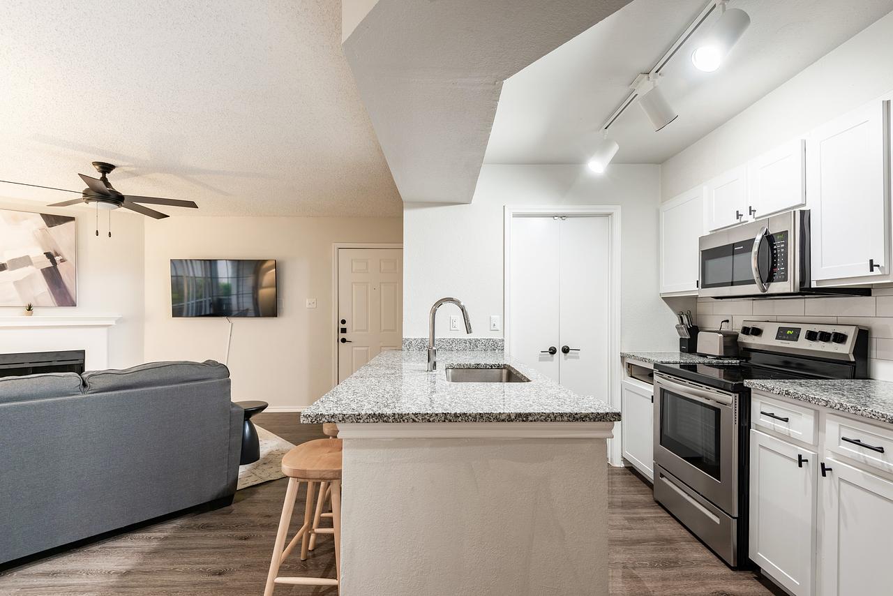 Rent Dixon at Stonegate 1912 in Fort Worth, TX Landing