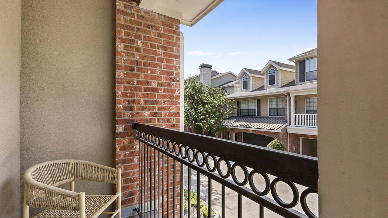 Rent Village on Memorial Townhomes 611 in Houston, TX Landing