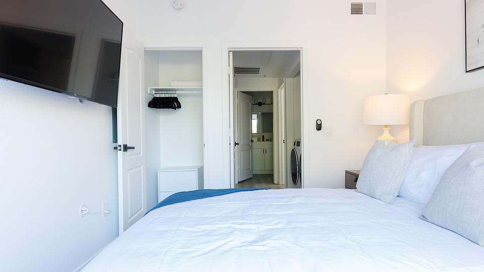 Rent Lazo Apartments 3070 in Chandler, AZ Landing