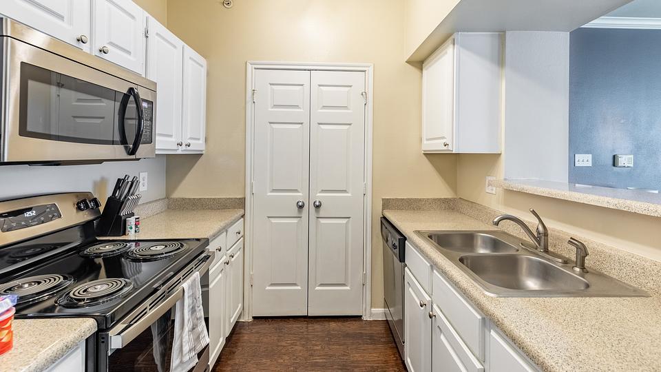 Rent Arboretum Estates 0415 in Richardson, TX Landing