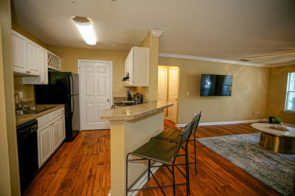 Rent Avenues of South Hoover 5915 in Hoover, AL Landing