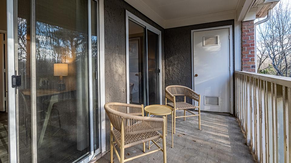 Rent Arbors River Oaks Apartment Homes 02304 in Memphis, TN Landing