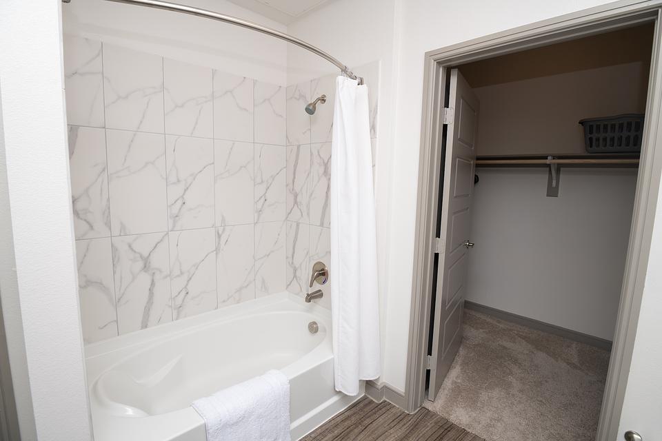 Rent Jewel on Landmark 1358 in Addison, TX Landing