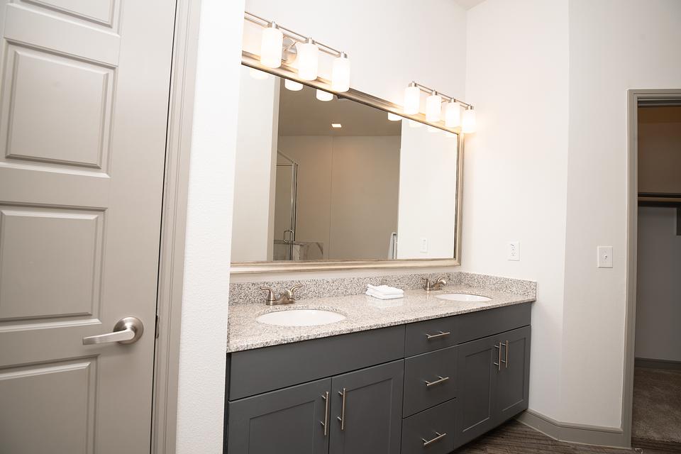 Rent Jewel on Landmark 1358 in Addison, TX Landing