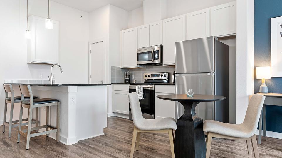 Rent Trailside Oaks Townhomes 1408 in Leander, TX Landing