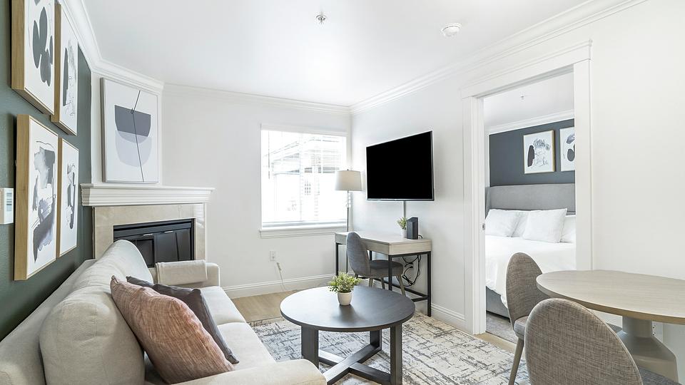 Rent Villaggio on Yarrow Bay 3105 in Kirkland, WA Landing