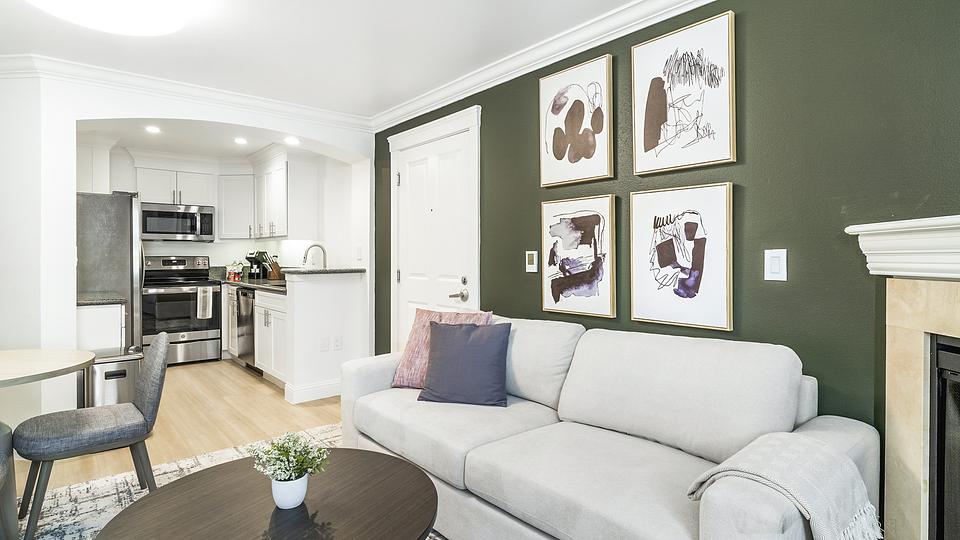 Rent Villaggio on Yarrow Bay 3105 in Kirkland, WA Landing