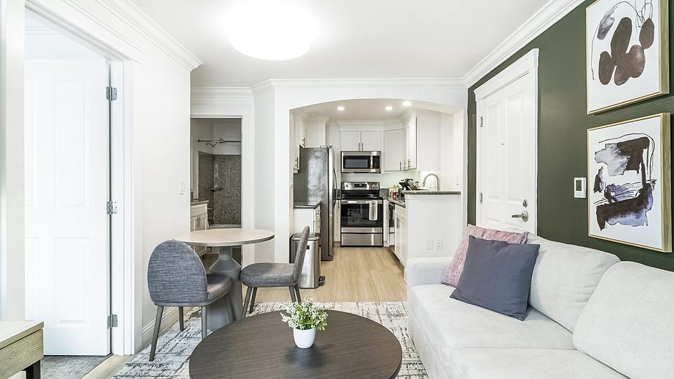 Rent Villaggio on Yarrow Bay 3105 in Kirkland, WA Landing