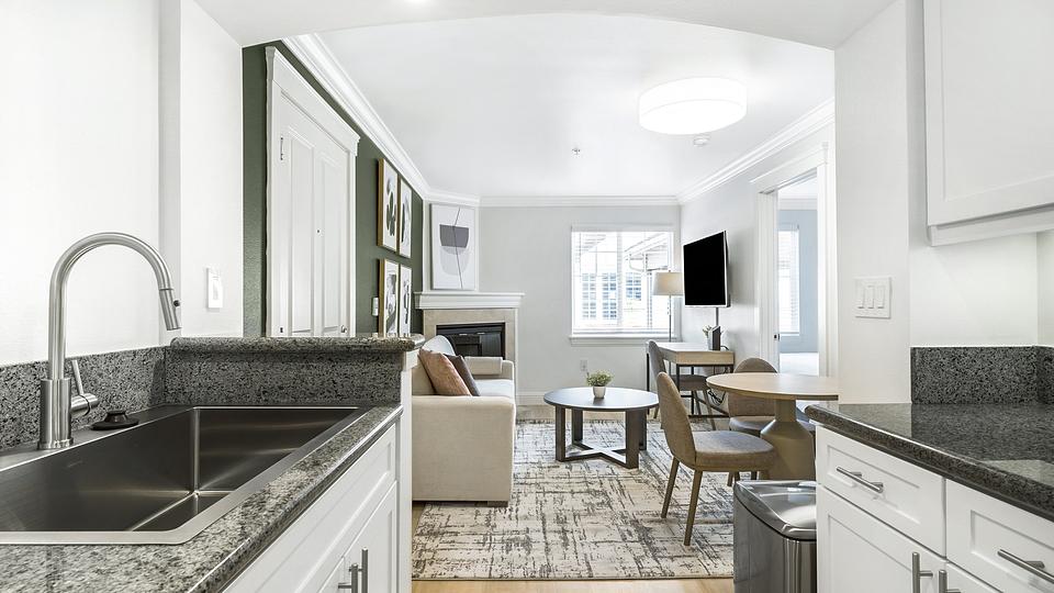 Rent Villaggio on Yarrow Bay 3105 in Kirkland, WA Landing