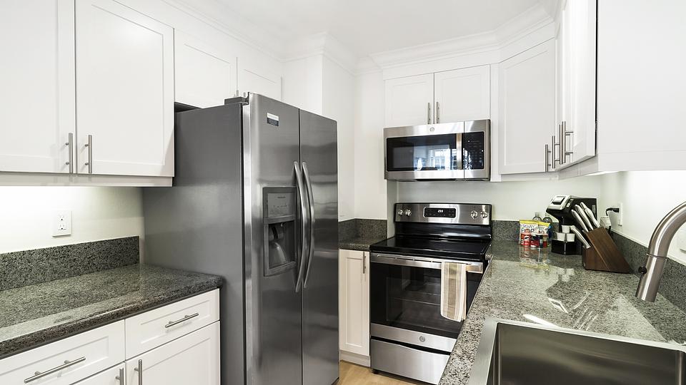 Rent Villaggio on Yarrow Bay 3105 in Kirkland, WA Landing