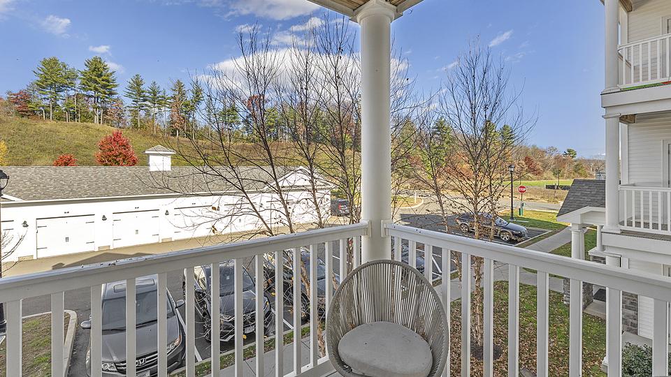 Rent The Pointe at Dorset Crossing 823 in Simsbury, CT Landing